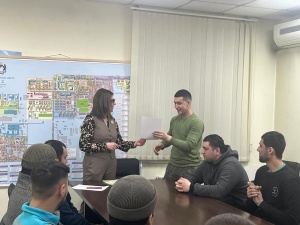Иностранным рабочим, прошедшим курс русского языка на площадке ЗЖБИ-4, вручилили сертификаты