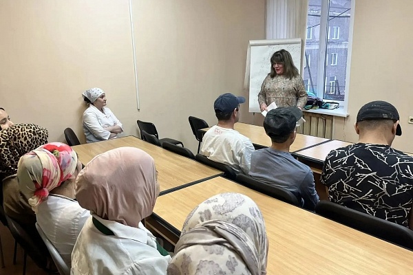 31.03 В "АЛГОРИТМ-С" в группе иностранных студентов провел занятие культуролог