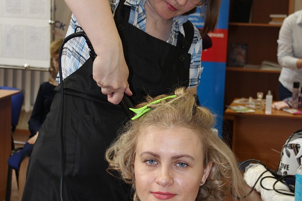25 апреля наши ученицы-парикмахеры приняли участие в благотворительном проекте "Добрый Новосибирск" для мамочек детей-инвалидов