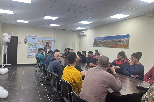 Иностранным рабочим, прошедшим курс русского языка на площадке ЗЖБИ-4, вручилили сертификаты