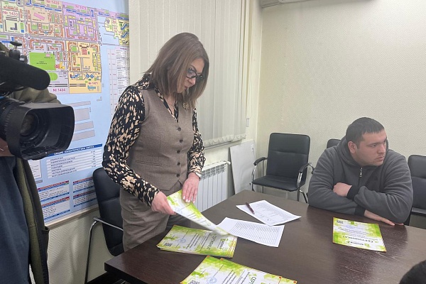 Иностранным рабочим, прошедшим курс русского языка на площадке ЗЖБИ-4, вручилили сертификаты