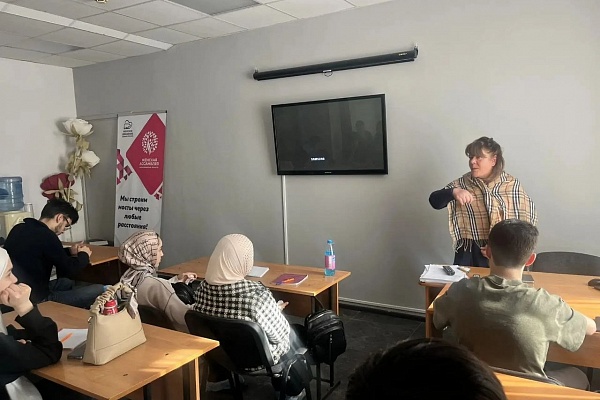 23.03 В "АЛГОРИТМ-С" в группе иностранных студентов провел занятие культуролог