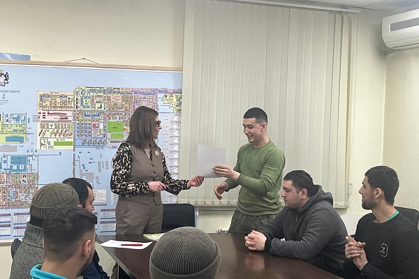 Иностранным рабочим, прошедшим курс русского языка на площадке ЗЖБИ-4, вручилили сертификаты