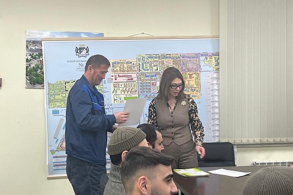 Иностранным рабочим, прошедшим курс русского языка на площадке ЗЖБИ-4, вручилили сертификаты