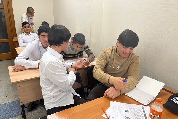 04.10 Тематическое занятие РКИ, посвященное Дню учителя, провели для иностранных студентов