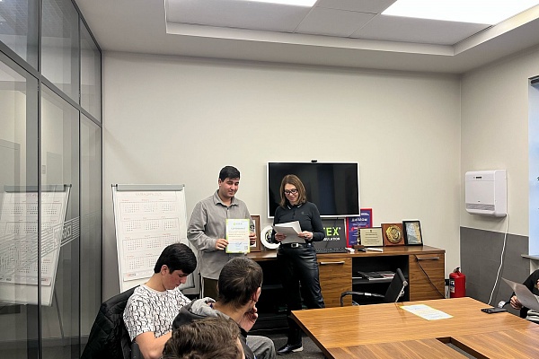 Иностранным рабочим, прошедшим курс русского языка на площадке холдинга C2 Group, вручили сертификаты