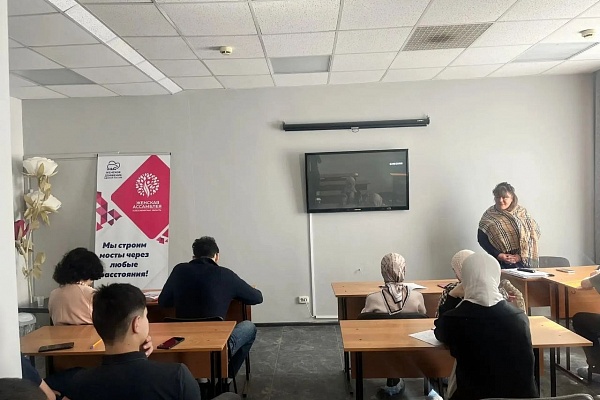 23.03 В "АЛГОРИТМ-С" в группе иностранных студентов провел занятие культуролог