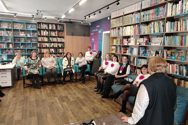 Мастер-класс «Как выглядеть уверенно и современно: бизнес-капсула 2026» провели в Мошковском районе