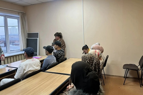 02.04 В "АЛГОРИТМ-С" в группе иностранных студентов провел занятие культуролог