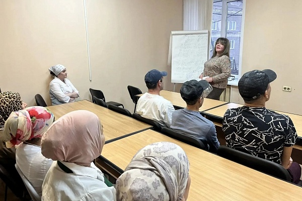 31.03 В "АЛГОРИТМ-С" в группе иностранных студентов провел занятие культуролог