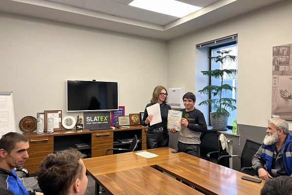 Иностранным рабочим, прошедшим курс русского языка на площадке холдинга C2 Group, вручили сертификаты