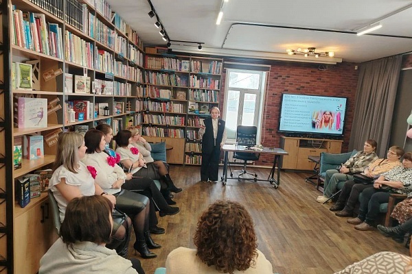 Мастер-класс «Как выглядеть уверенно и современно: бизнес-капсула 2026» провели в Мошковском районе