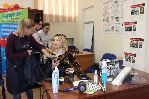 25 апреля наши ученицы-парикмахеры приняли участие в благотворительном проекте "Добрый Новосибирск" для мамочек детей-инвалидов