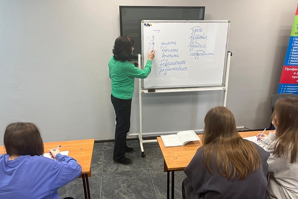 20.03 В УКЦ «АЛГОРИТМ-С» продолжается обучение русскому языку как иностранному