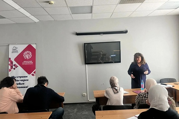 24.03 В "АЛГОРИТМ-С" в группе иностранных студентов провел занятие культуролог