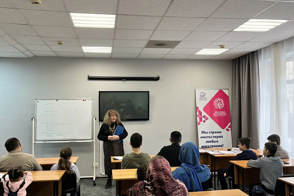 14.02 В "АЛГОРИТМ-С" в группе иностранных студентов провел занятие культуролог