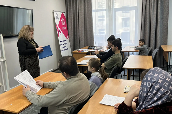 14.02 В "АЛГОРИТМ-С" в группе иностранных студентов провел занятие культуролог