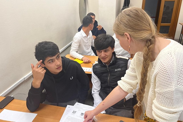 04.10 Тематическое занятие РКИ, посвященное Дню учителя, провели для иностранных студентов