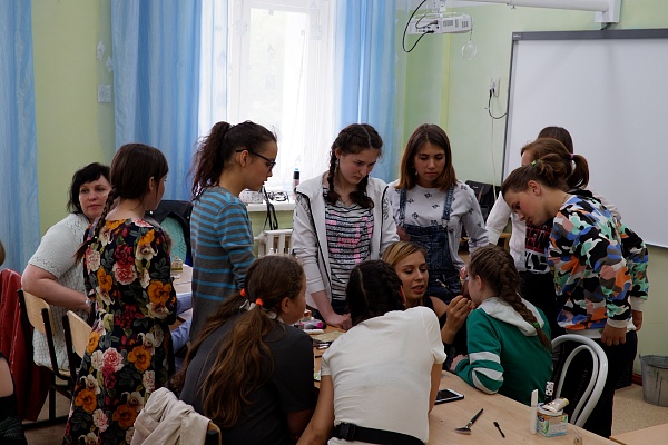 Состоялся благотворительный мастер-класс для воспитанников школы-интерната в Колывани