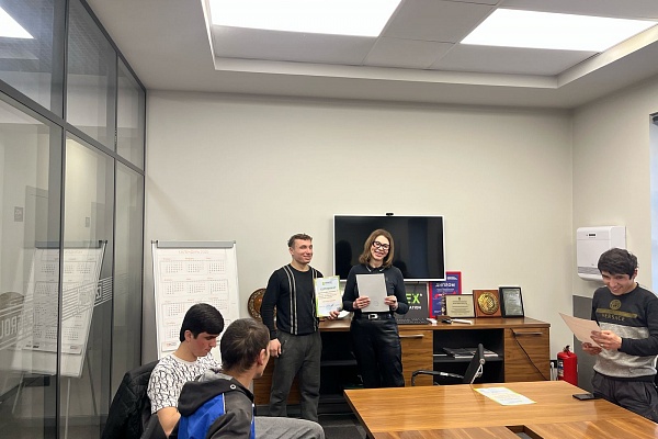 Иностранным рабочим, прошедшим курс русского языка на площадке холдинга C2 Group, вручили сертификаты