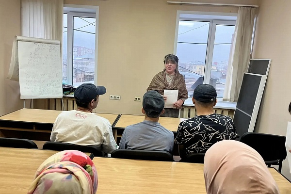 02.04 В "АЛГОРИТМ-С" в группе иностранных студентов провел занятие культуролог