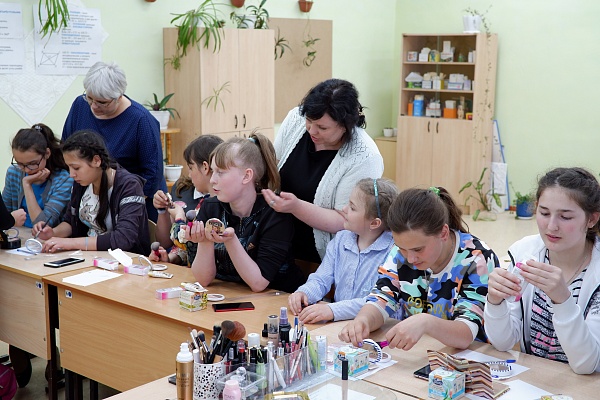 Состоялся благотворительный мастер-класс для воспитанников школы-интерната в Колывани
