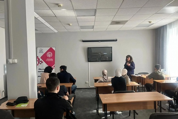 24.03 В "АЛГОРИТМ-С" в группе иностранных студентов провел занятие культуролог